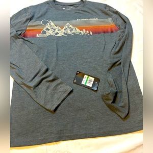 Brand new under armor boys shirt in Excellent condition